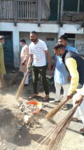 न्यायालय परिसर में लगाई झाड़ू 
