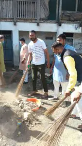 न्यायालय परिसर में लगाई झाड़ू 